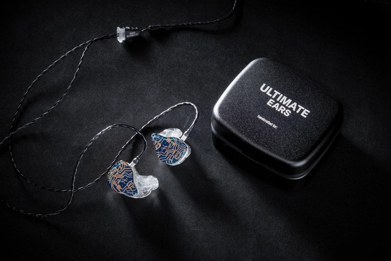 Sérsmíðað heyrnatól með ferðatösku